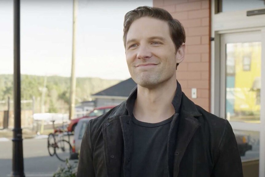 Resident Alien guest star Michael Cassidy as Ethan Stone