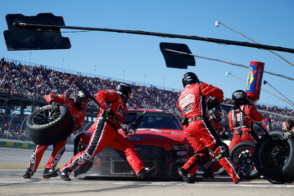 Chase Briscoe's team changing his tires during a race