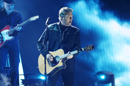 Blake Shelton performing