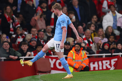 Kevin De Bruyne of Manchester City kicks away a bottle thrown from the crowd during the Premier League match between Arsenal FC and Manchester City at Emirates Stadium on February 15, 2023