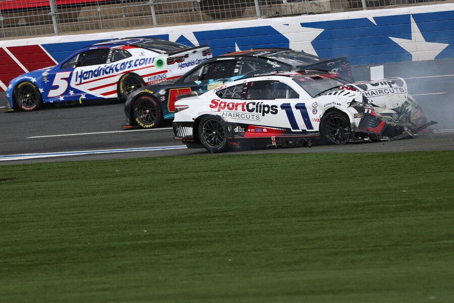 Denny Hamlin rides hot streak in Las Vegas, holds off Chase Elliott to win  NASCAR playoff race - The Boston Globe